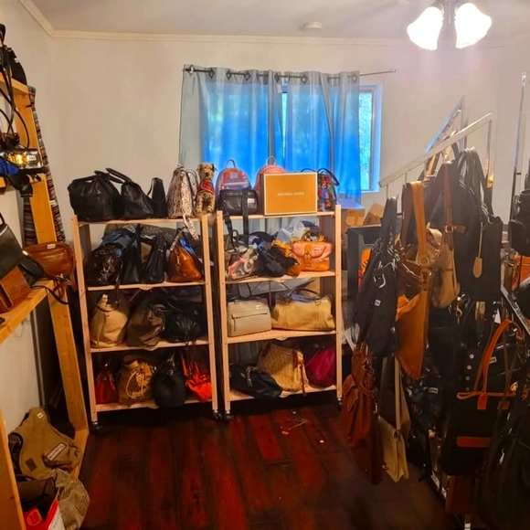LIVE SHOW LISTING